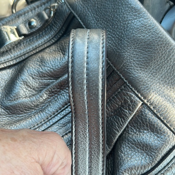 B MAKOWSKY SILVER METALLIC LEATHER CROSSBODY BAG  was $50 flaws p4 - Picture 9 of 14